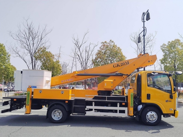五十铃20米后置斗绝缘车