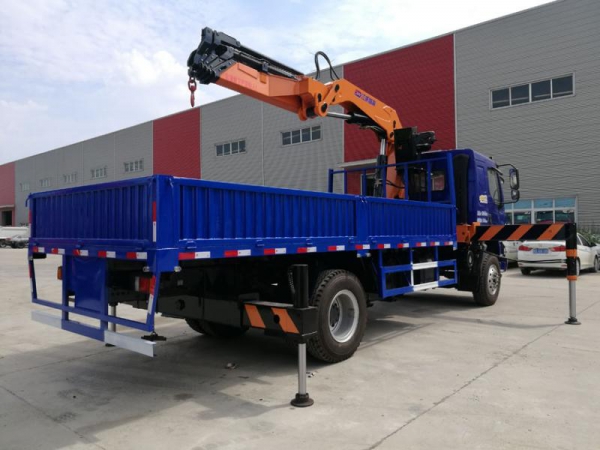 SQ240ZB4柳汽乘龙折臂随车吊