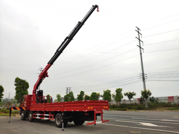 SQ320ZB4柳汽乘龙折臂随车吊